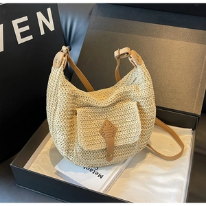 Detailansicht der beigen Stroh-Hobo-Tasche mit brauner Leder-Klapptasche in Geschenkbox