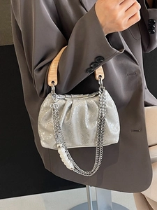 Sac seau plissé argenté avec poignée en bois et bandoulière chaîne perlée