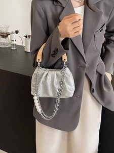 Sac seau plissé argenté avec poignée en bois, sangle en perles et chaîne chic