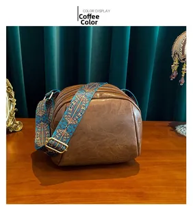 Detailansicht der braunen PU-Muscheltasche mit gemustertem Ethno-Breitschultergurt