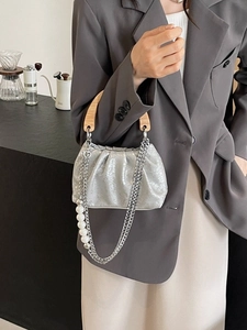 Sac sceau plissé argenté avec poignée en bois, chaîne métal et grandes perles