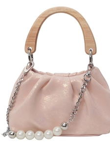 Sac seau plissé rose avec poignée en bois et bandoulière en perles décoratives