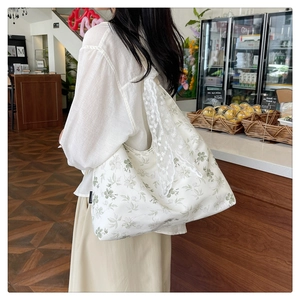 Sac cabas en toile florale avec détails en dentelle porté à l'épaule pour le style et la taille