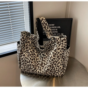Dettaglio borsa tote in tela leopardata con tasca laterale e tracolla ampia regolabile