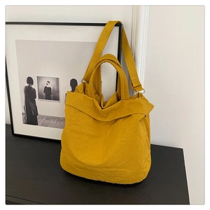 Détail du sac fourre-tout jaune gingembre montrant la texture douce et la bandoulière