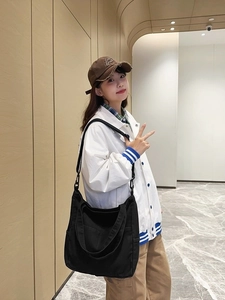 Grande borsa tote in denim lavato nero con tracolla regolabile per donna in stile casual