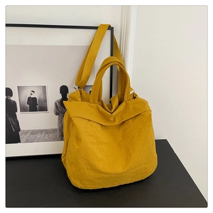 Détail du grand sac cabas jaune moutarde en tissu texturé avec bandoulière large