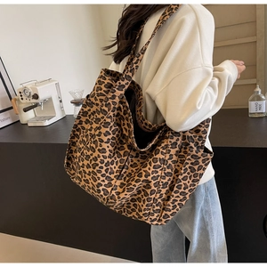 Borsa tote leopardata in tela con ampie tasche laterali e tracolla larga per uso quotidiano
