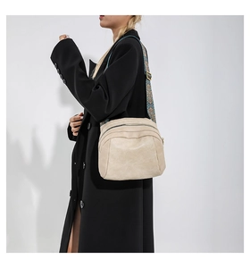 Beigefarbene Muschel-Umhängetasche mit breitem Schultergurt im Boho-Stickerei-Stil