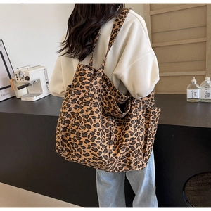 Dettaglio della borsa tote in tela leopardata con tasca laterale funzionale e grande capacità