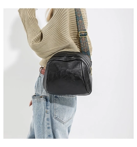 Modische schwarze PU-Leder Tasche mit bunt besticktem Schultergurt im Ethno-Stil