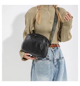 Schwarze Muscheltasche aus PU mit breitem, buntem gewebtem Gurt und geometrischem Muster
