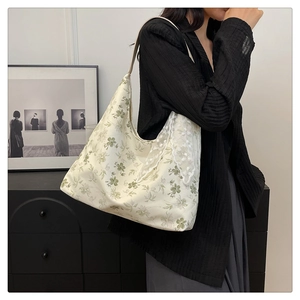 Détail du sac cabas floral avec bordure en dentelle blanche et motifs fleuris