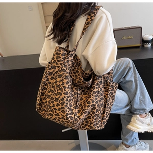 Dettaglio della grande borsa tote leopardata in tela con tasca laterale portaoggetti