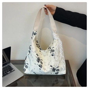 Détail du grand sac cabas en toile à fleurs avec ruban dentelle et motif floral