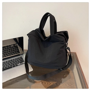 Vue détaillée du grand sac fourre-tout noir rembourré avec bandoulière amovible