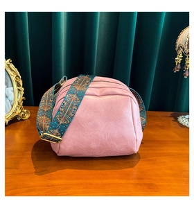 Detail der rosa PU-Leder Muscheltasche mit einem breiten ethnischen geometrischen Gurt
