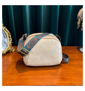 Detail der cremefarbenen Muscheltasche mit ethnischem Gurt und Retro-Bronze-Beschlägen