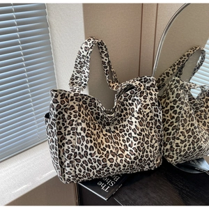 Vista dettagliata della borsa tote in tela leopardata con tasche laterali e grande capacità