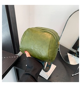 Nahaufnahme der vintage grünen Muscheltasche mit Bohemian-Gurt und Goldteilen