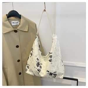 Détail du sac cabas en toile florale avec décoration d'écharpe en dentelle et motifs