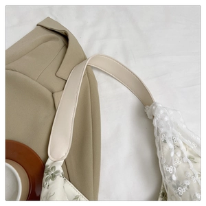 Gros plan d'un sac cabas floral en toile avec bordure en dentelle et motif de fleurs
