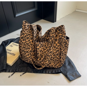 Vista dall'alto della grande borsa tote in tela leopardata con tasche laterali su pelle