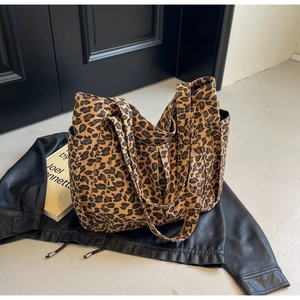 Dettaglio della borsa tote grande in tela leopardata con pratica tasca laterale