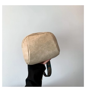 Detail der beigen Muscheltasche aus PU-Leder mit besticktem böhmischem breitem Gurt
