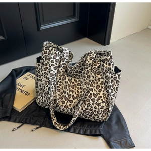 Dettaglio della borsa tote in tela leopardata con tasca laterale e interno spazioso