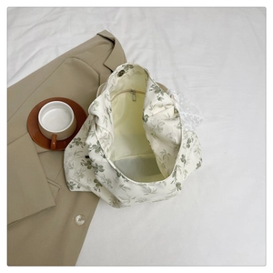 Détail d'un cabas en toile fleurie avec poche intérieure zippée et fermeture magnétique