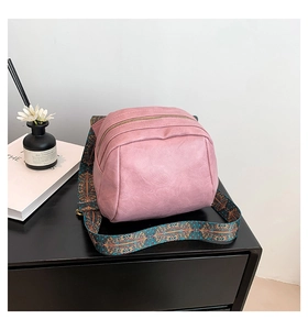 Detailansicht der rosa PU-Leder Tasche mit breitem Schultergurt im Bohème-Stil Design
