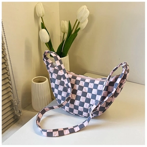 Dettaglio della borsa a mezzaluna trapuntata a scacchi in tessuto felpato rosa e grigio