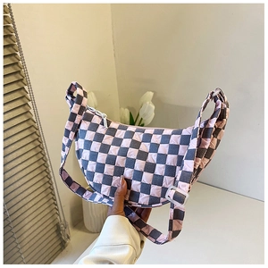 Dettaglio della borsa hobo a scacchi rosa e neri con trama trapuntata effetto bolla
