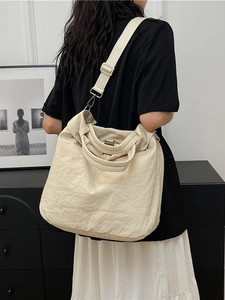 Grand sac cabas minimaliste en nylon froissé beige avec bandoulière pour le quotidien