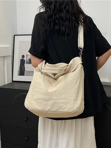 Grand sac bandoulière blanc cassé minimaliste avec large sangle pour femme moderne