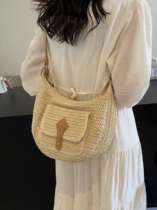 Minimalistische Boho-Strohschultertasche aus beigem Papierseil mit braunem Lederriemen