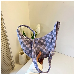 Dettaglio di una borsa a mezzaluna a scacchi trapuntata viola e grigia con cerniera