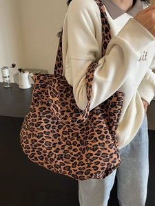 Large capacity leopard print tote bag for women made of durable canvas with wide straps