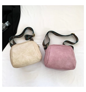 Detail der PU-Ledertasche mit Ethno-Jacquard-Gurt und Vintage-Metallschnallenverschluss