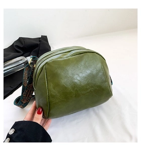 Detailansicht der olivgrünen Muscheltasche mit breitem Schultergurt im Ethno-Muster-Stil