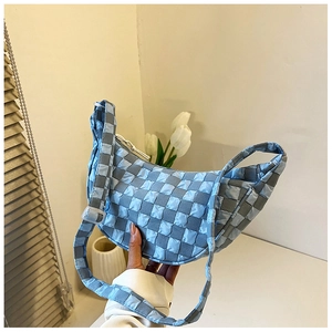 Dettaglio della borsa hobo a scacchi blu e grigi con trama trapuntata e forma a mezzaluna