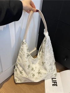 Sac fourre-tout floral en toile avec lanières en cuir crème et foulard en dentelle