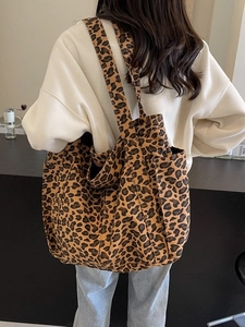 Grande borsa tote in tela con stampa leopardata e ampia tracolla per donna
