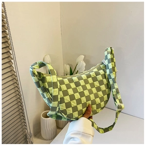 Dettaglio di una borsa hobo a scacchi trapuntata verde chiaro e bianca con tracolla