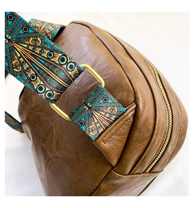 Nahaufnahme der braunen PU-Tasche mit farbenfrohem Jacquard-Schultergurt im Boho-Stil