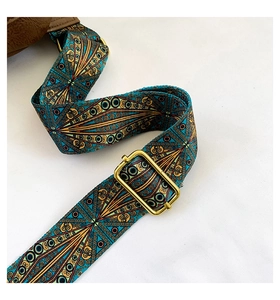 Detail eines gewebten Bohemian-Taschenriemens mit blauen Mustern und goldener Schnalle
