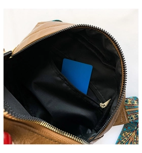 Draufsicht der braunen Tasche mit Innenfach, Reißverschlusstasche und bunten Trägern