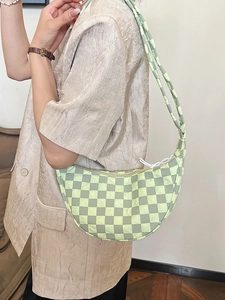Borsa a tracolla a mezzaluna con motivo a scacchi verde e design trapuntato alla moda
