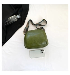 Detailansicht grüne Vintage-Schultertasche mit gemustertem Schultergurt im Ethno-Stil